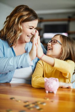 Piggy Bank 'ın ana kızı para biriktirdi. Para biriktirdi.