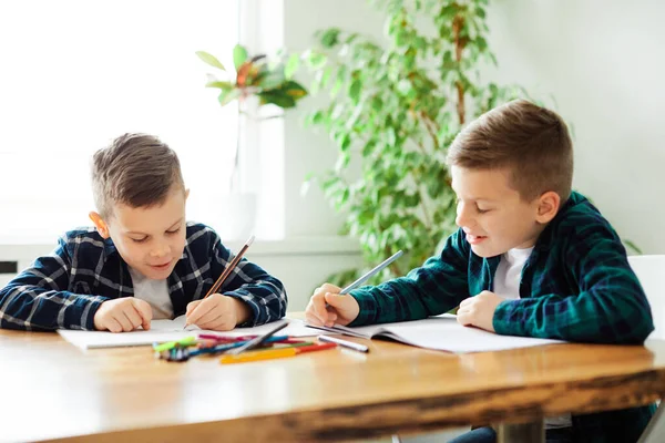 Παιδί αγόρι σχολική σχολική σχολική εκπαίδευση σχολική φοίτηση σπίτι παιδί μαθησιακή γραφή — Φωτογραφία Αρχείου
