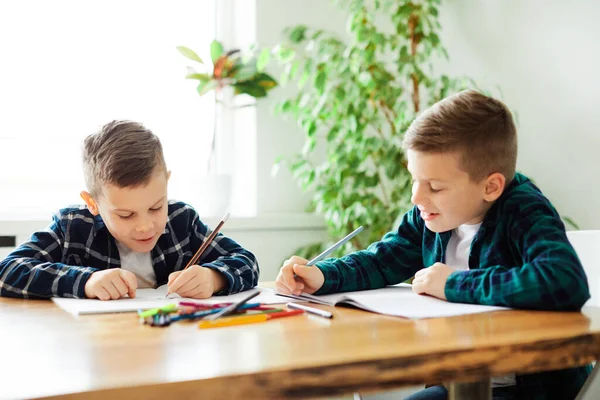 Bambino ragazzo compiti a casa scuola istruzione aula studiare infanzia casa bambino studente apprendimento scrittura — Foto Stock