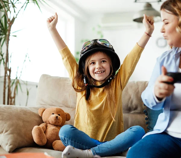 Çocuk kızı, anne, konsol çocuk joystick pamuk oyunu oynamaktan mutlu. — Stok fotoğraf