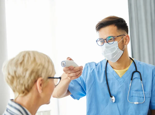 Вірус медсестра лікар термометр цифрової температури медична старша медицина догляд за лихоманкою грипу — стокове фото