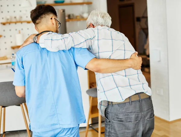 Enfermera médico senior cuidado cuidador ayuda asistencia caminar bastón palo retiro casa enfermería apoyo hombre —  Fotos de Stock