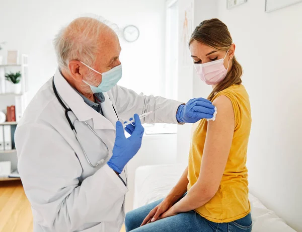 Medicamento de vacunación jeringa vacuna médico inyección médico virus de la salud atención hospitalaria paciente gripe máscara coronavirus corona senior — Foto de Stock