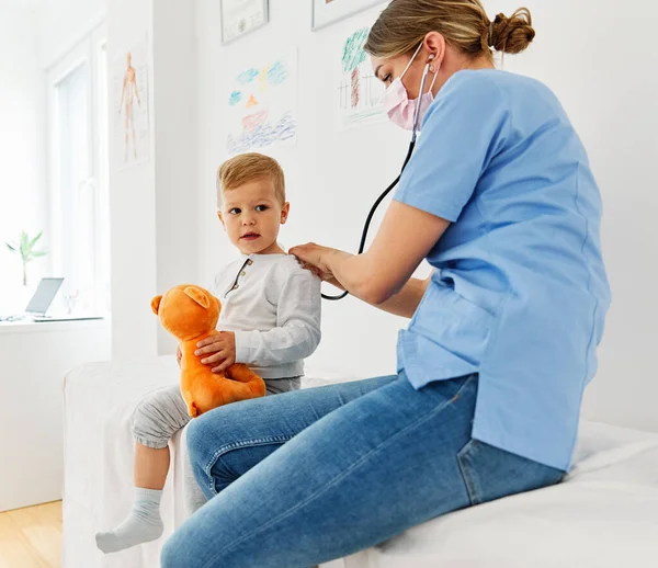 Dětský lékař nemocnice pacient zdravotní sestra medicína zdraví žena chlapec péče zdravotní péče pediatr stetoskop klinika hračka — Stock fotografie