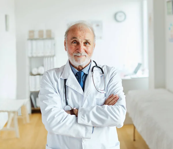 Médico senior hospital medicina médica salud clínica oficina retrato anciano hombre maduro estetoscopio especialista —  Fotos de Stock