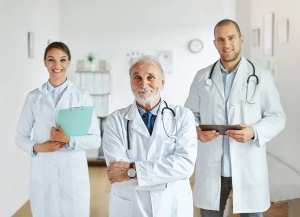 Médico mujer retrato hospital equipo hombre enfermera medicina medicina estetoscopio profesional atención médica uniforme clínica trabajo en equipo grupo ancianos mayores — Foto de Stock