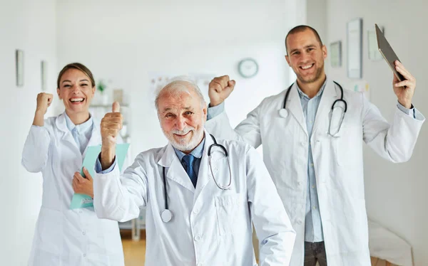 Medico donna ritratto ospedale squadra uomo infermiera medicina medica salute stetoscopio professionista assistenza sanitaria uniforme clinica gruppo di lavoro di squadra anziani anziani — Foto Stock