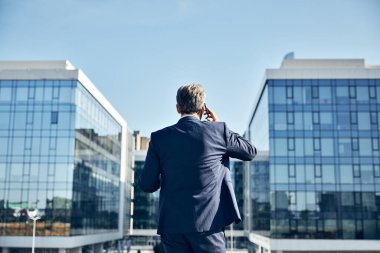 Üst düzey işadamları şehir dışında cep telefonu yapıyorlar.