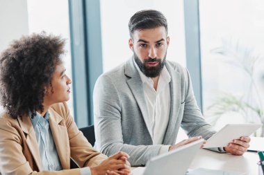 İş görüşmesi ofisi konferans takımı takım çalışması