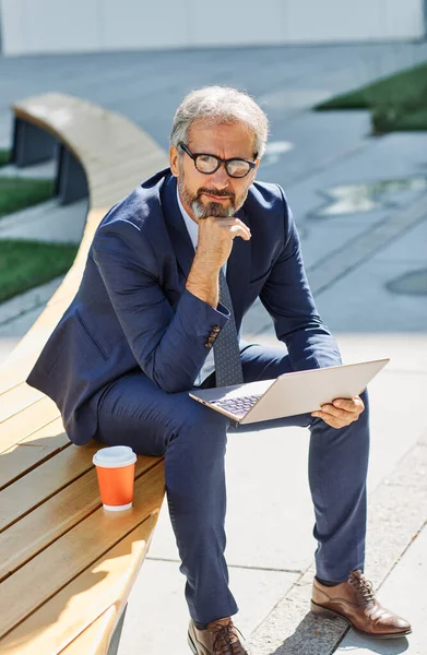 Üst düzey işadamları açık şehir laptopunu inşa ediyorlar.