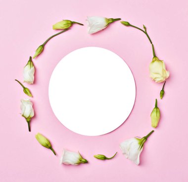 Yaprak çiçeği tebrik kartı not kağıttan çerçeve arkaplan düz çiçek deseni davetkar bahar yeşil yatıyordu