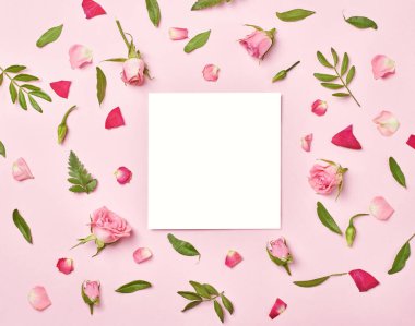 Yaprak çiçeği tebrik kartı not kağıttan çerçeve arkaplan düz çiçek deseni davetkar bahar yeşil yatıyordu