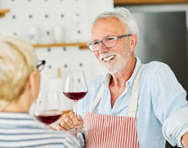 Aşk mutfağı kıdemli cam adam. Emeklilik. Mutlu yemek.