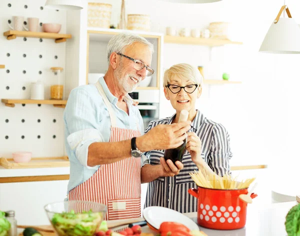 Aşk mutfağı, son sınıf erkek, şarap görünümlü çift emeklilik yemeği tadacak eş, eş.