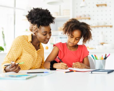 Ödev eğitimi anne çocukları, aile çocukları, çocuk öğretmenleri, siyah Afro-Amerikan sınıfı.