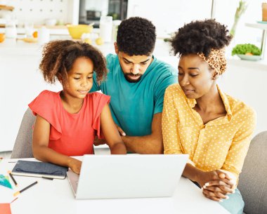 Bilgisayar eğitimi, baba, anne, çocuk, kız, çocuk, çocuk, ev ödevi, sınıf ödevi.