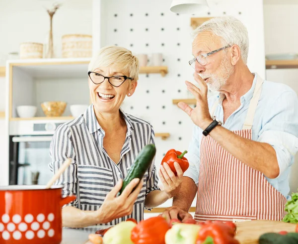 Любовь кухня пожилая женщина мужчина пара дома на пенсию счастливая еда улыбается муж жена вместе человек — стоковое фото
