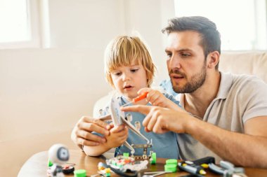 Baba, çocuk, aile, çocuk, aile, aile, hobi, alet, el yapımı öğrenme, yaratıcı oyuncaklar.