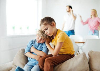 Çocuk ailesi üzgün ebeveyn sorunlu baba sorunlu kız boşanma evinde kavga mutsuz erkek kardeş kavgası erkek kardeş kız kardeş koruma kulakları örten