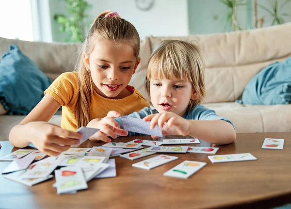 Barn flicka pojke barn lillebror syster älskar familj tillsammans roligt glad glädje lycka söt spela brädspel kort — Stockfoto