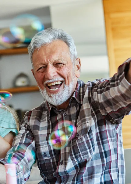 Portré idős férfi idős nyugdíjas érett szürke haj beltéri boldog boldogság vidám pozitív vitalitás egészséges aktív nyugdíjas — Stock Fotó