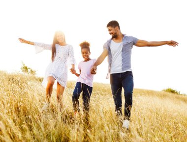 çocuk kız aile mutlu anne baba aktif sağlıklı kaygısız eğlence birlikte neşeli kız açık hava natur yaz