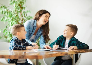 Ödevler eğitim anne çocuklar aile çocuk öğretmenliği sınıfı