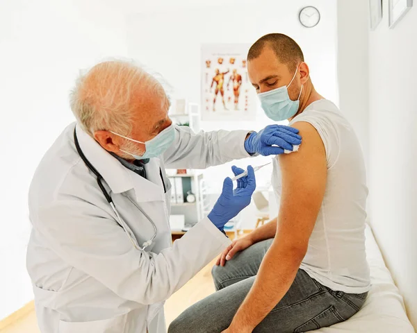 Impfung Medizin Spritze Impfstoff Arzt Injektion Medizin Gesundheit Virus Krankenhaus Pflege Patient Grippe Maske Coronavirus Corona Senior Mann — Stockfoto