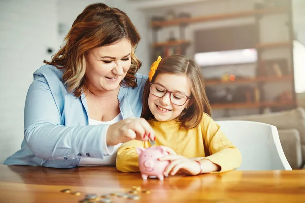 Piggy τράπεζα μητέρα κόρη χρήματα αποταμίευση νόμισμα χρηματοδότηση παιδί οικογένεια ευτυχισμένη επένδυση — Φωτογραφία Αρχείου