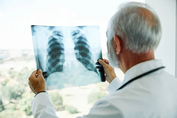 Doctor hospital medical medicine health x-ray clinic healthcare radiology care diagnosis xray senior virus — Stock Photo, Image