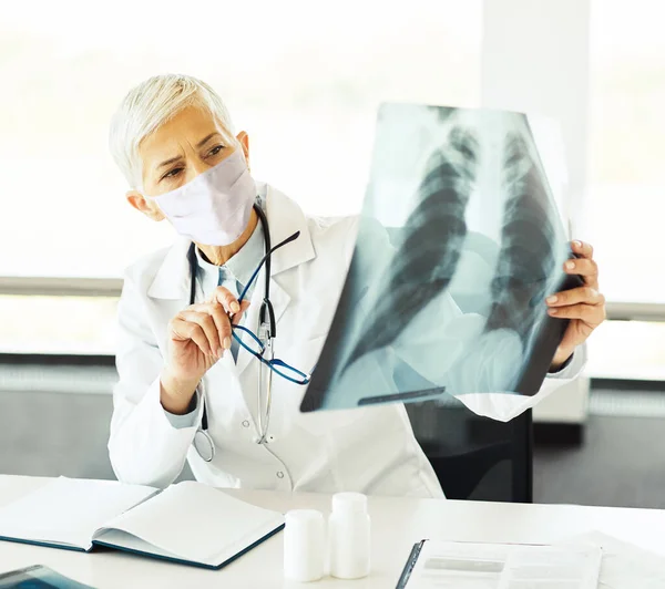 Médico hospital medicina médica salud rayos X atención médica radiología diagnóstico rayos X máscara de virus senior — Foto de Stock