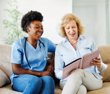 Hemşire doktor kıdemli bakıcı fotoğraf albümü emekliliğe yardım ev hafızası broşürü sözleşmesi yaşlı Afro-Amerikan kadın
