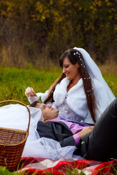 Bruid en bruidegom picknick gele herfst bos in romantische setting, — Stockfoto