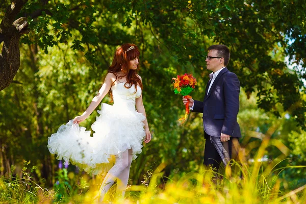Bräutigam schenkt Braut bei Hochzeitspaar einen Strauß grünen Holzes — Stockfoto