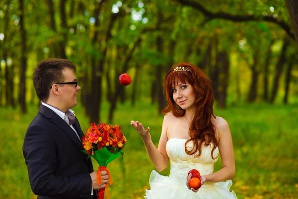 Bride and groom stand on a green background in forest for a wedd — Stock Photo, Image