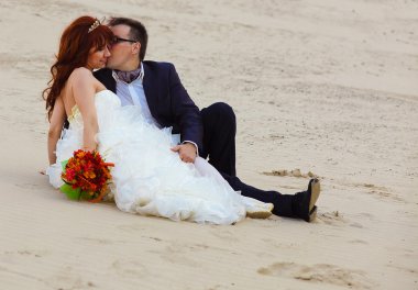 Yeni evli çift sahilde, sit gelin ve damat kissi vardır