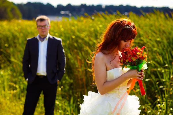 Sposa testa rossa profumato bouquet da sposa su sfondo di verde g — Foto Stock