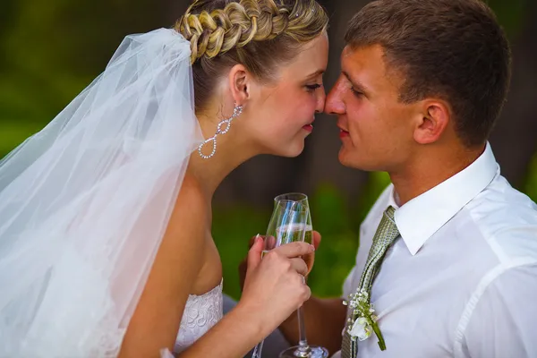 Невеста и жених на свадьбе пара держа стакан прикосновений и — стоковое фото