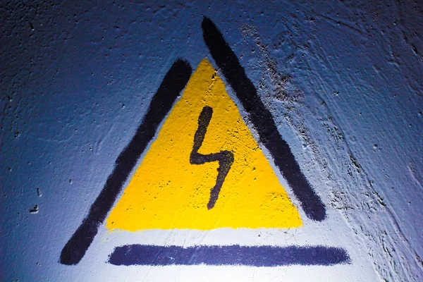 Электрическая опасность Сигнал молнии в голубой металлической текстуре — стоковое фото