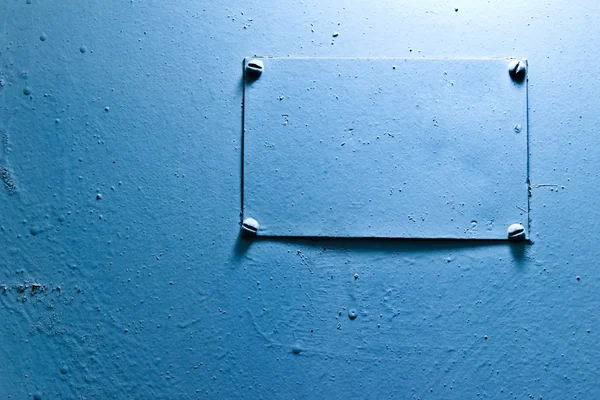 Blaue Stahlstruktur mit einem alten Schild für Ihre Botschaft — Stockfoto