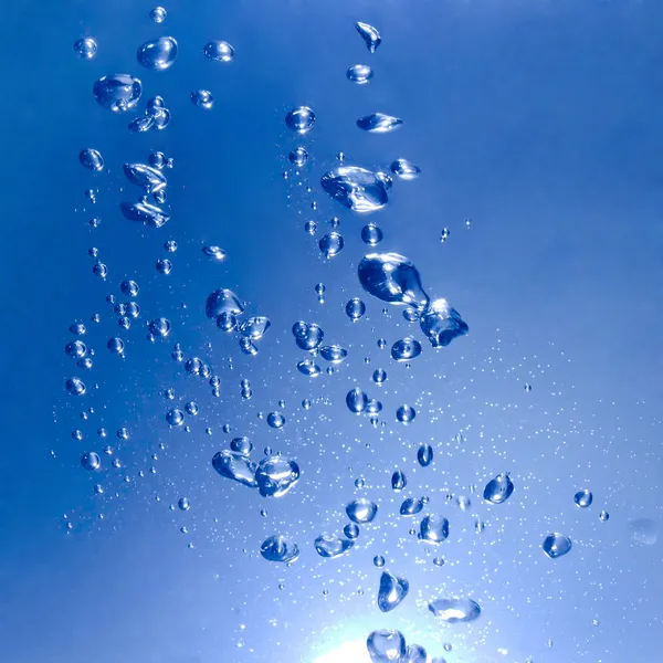 Blått vatten med bubblor och droppar bakgrund — Stockfoto