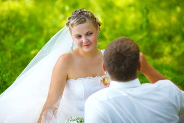 Gelin, yeşil bir arka yüzündeki kadın sarışın kadın Damat Düğün çiftler