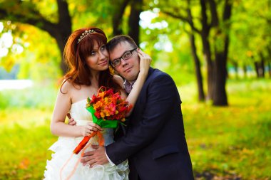 Gelin ve damadın düğünü yaz yeşil bir ormanda ayakta