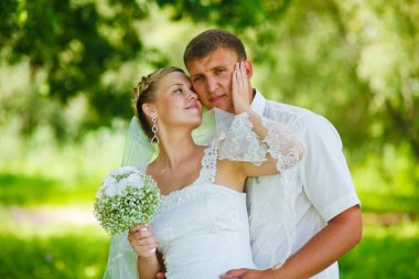 Gelin Damat sarışın yeni evliler summe yeşil bir ormanda ayakta