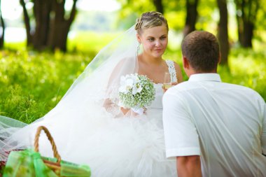 Gelin Damat yeni evliler Düğün çifti üzerinde yeşil bir backg arıyorum.