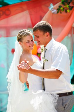 iki gelin ve Damat Düğün günü dans üzerinde yeni evliler öpüşme