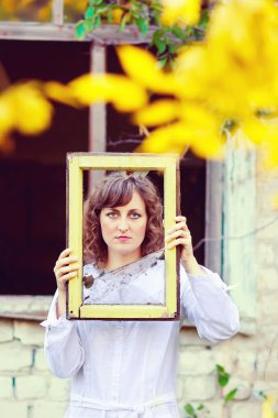 pencere çerçevesi bro ile holding beyaz elbiseli kadın Avrupa kız