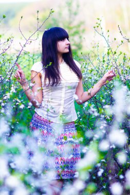 kiraz çiçekleri bir dalı tutan bahar kız