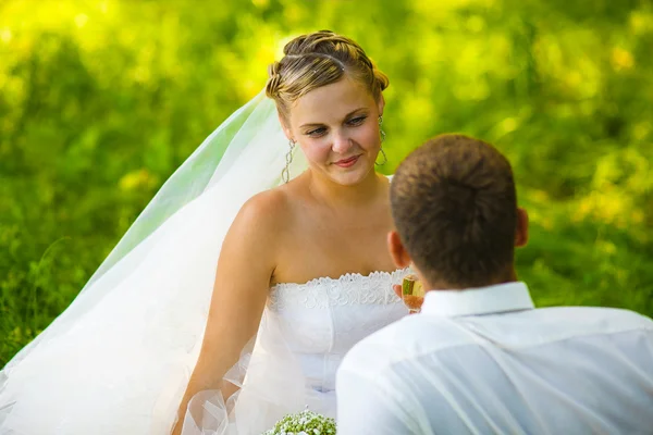 Mooie bruid blonde vrouw bruidegom bruiloft paren vrouw op een gr — Stockfoto