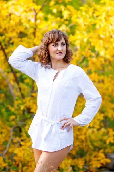 Schöne Frau fröhliches brünettes Mädchen mit lockigem Haar auf gelb — Stockfoto